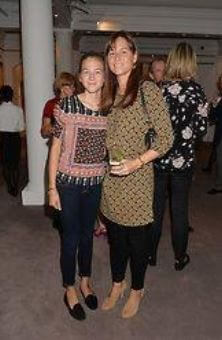 Julie Rose Clapton con su madre Melia McEnery 