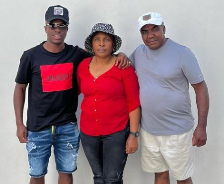 Jhegson Mendez with his parents